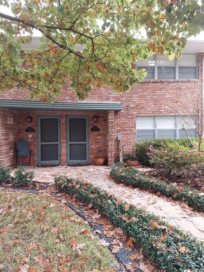 Photo - 2821 Eastgrove Ln