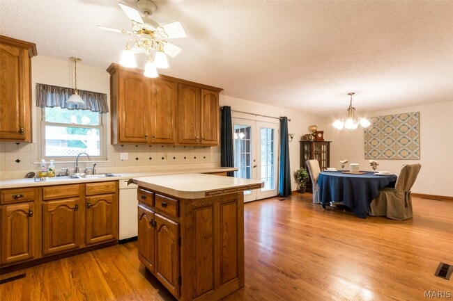 Photo - 115 Meadow Ln S