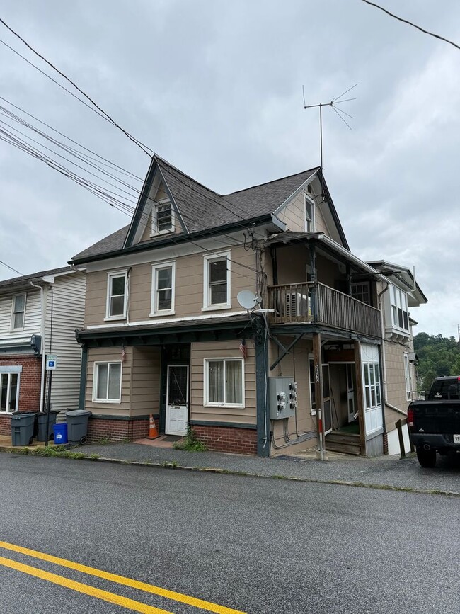 Building Photo - 2630 Mount Rd Unit 2B