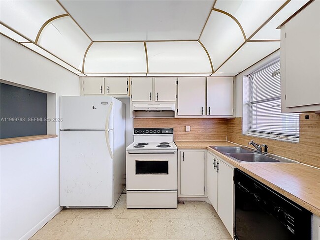 Building Photo - 6750 Royal Palm Blvd Unit 209E