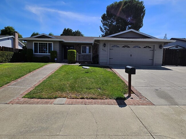 Building Photo - Beatifully updated 3 bedroom, 2 bath home ...