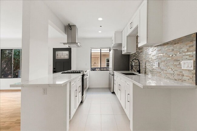 Photo - 652 Hayworth Ave Unidad 02
