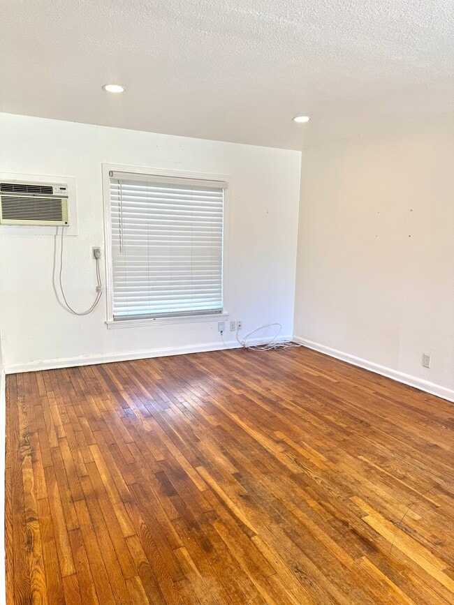 Sala de estar - 231 Storeywood Dr