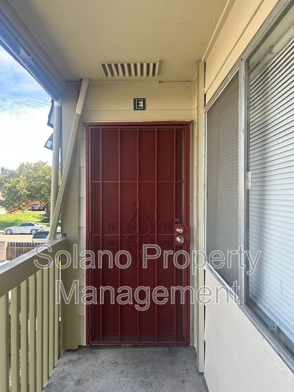 Building Photo - 1955 Grande Cir Unit #E