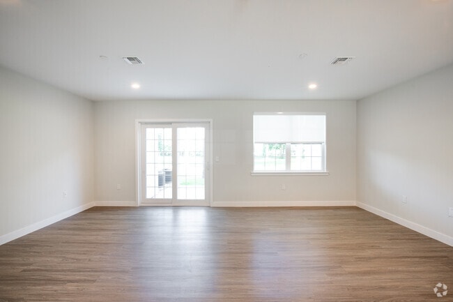 3 BR, 2.5 BA - 1,670 SQ FT