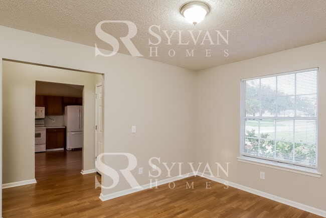 Photo - 2779 Rochford Ln E