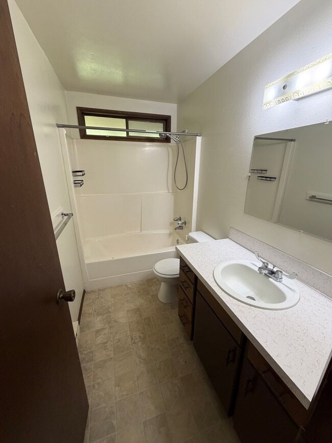 Photo - 1 Bed / 1 Bath Apartment in the Heart of Centralia Unit 219-A