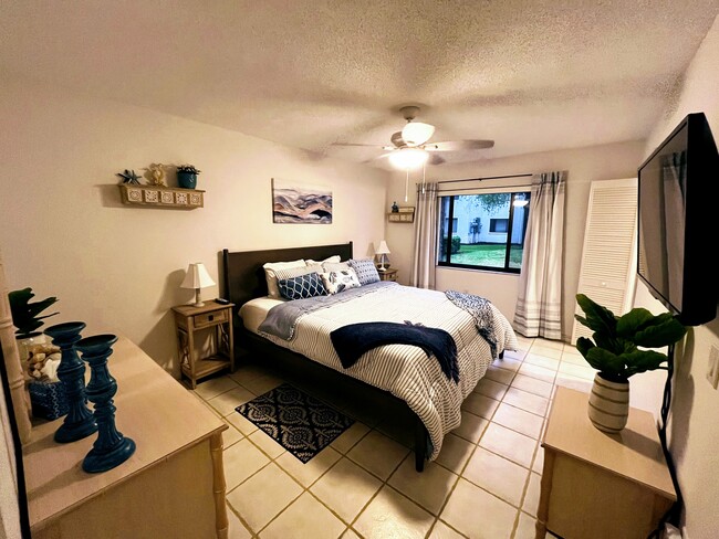 King bed master bedroom, with en suite bathroom and walk-in closet - 1642 Stickney Point Rd Unidad 101