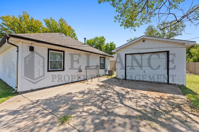 Photo - 1833 S St Clair St
