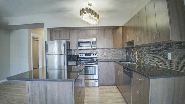 Photo - 10518-10113 113 St