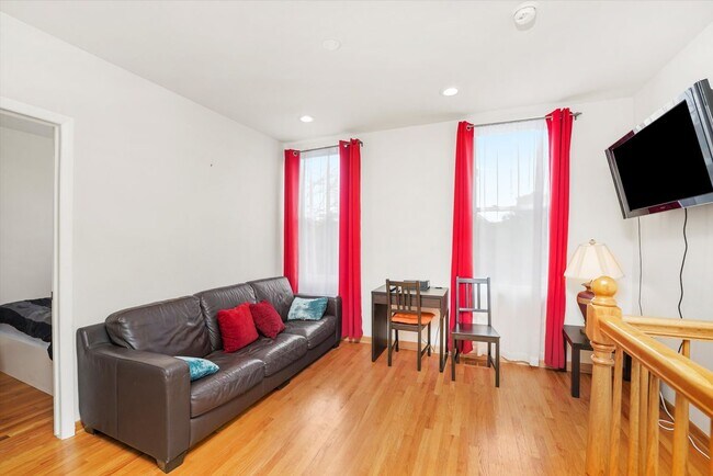 Photo - 624 S Oakley Blvd