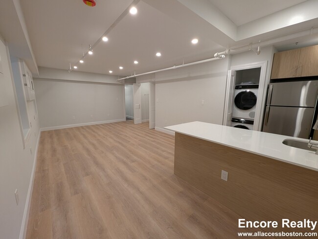 Building Photo - 8 Joy St Unit 1 Rental