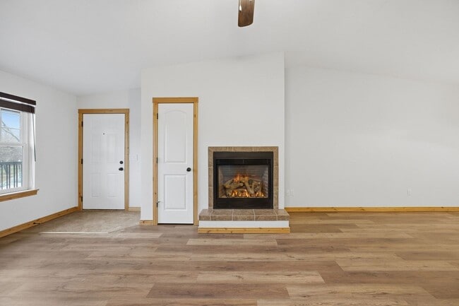 Building Photo - 2 Bed 2 Bath Condo - Near Shopping!