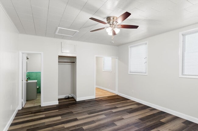 Building Photo - Newly Renovated Studio Unit 4