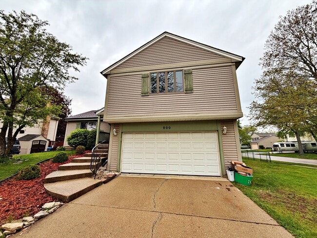 Building Photo - 800 W Beechtree Ln