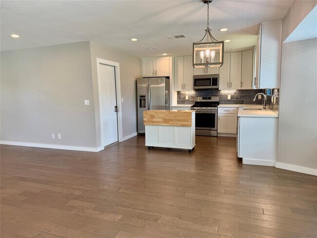 Photo - 5229 Basswood Ln House