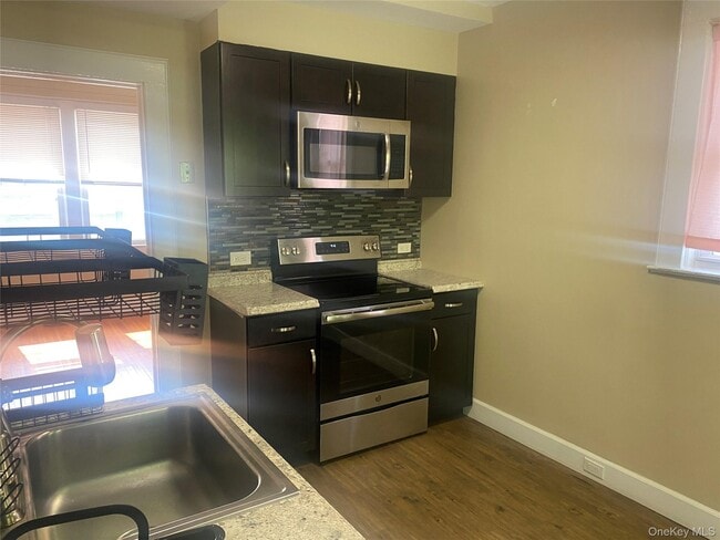 Building Photo - 378 Elwood Ave Unit 2 Rental