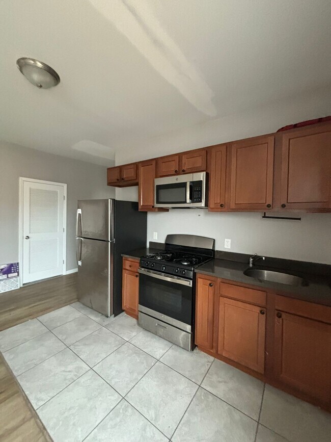 Building Photo - 353 16th Ave Unit 4 Rental
