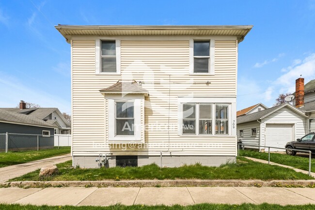 Building Photo - 709 W Race St