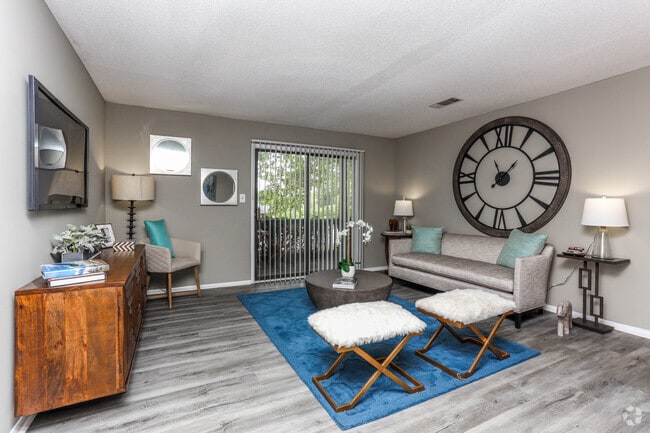 2BR, 1BA - 978 SF