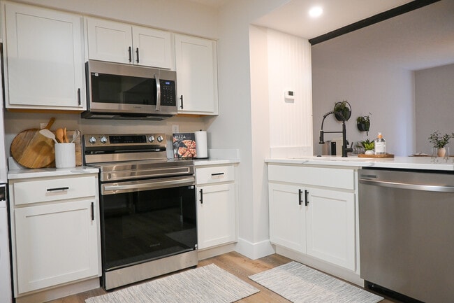 2BD, 1BA - 900SF - Kitchen
