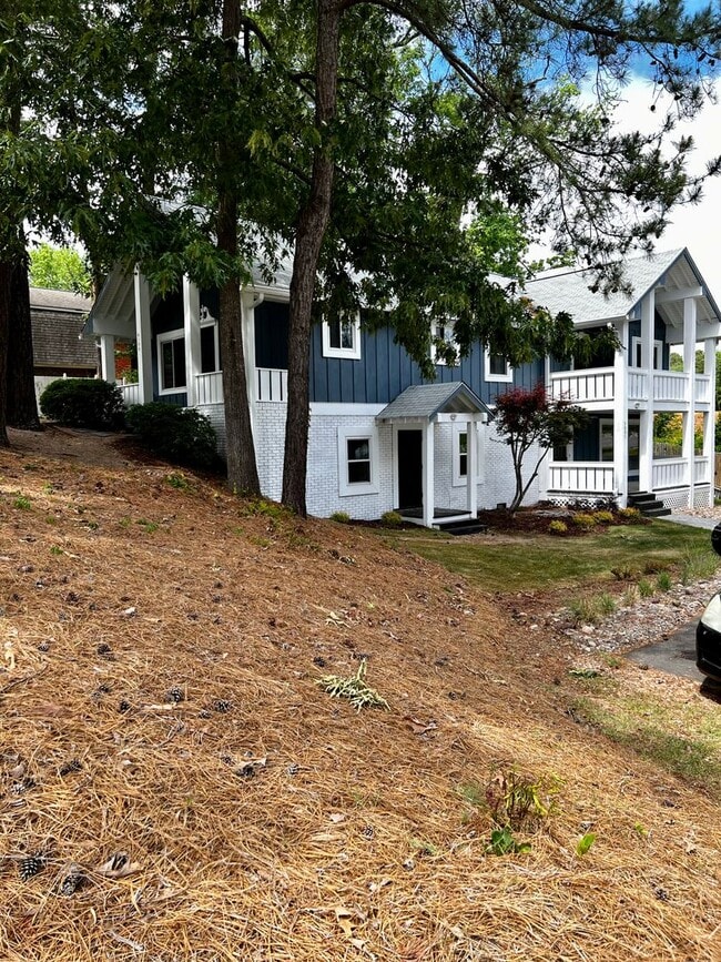 Building Photo - Private Duplex Style 2-bedroom!