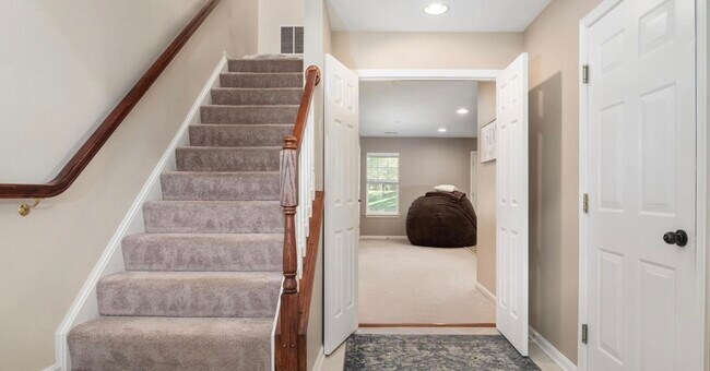 Photo - 1028 Meandering Way