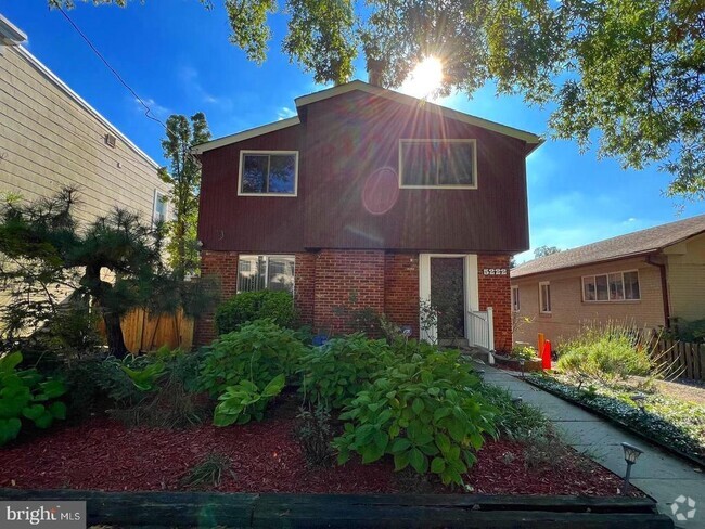 Building Photo - 5222 MacArthur Blvd Rental