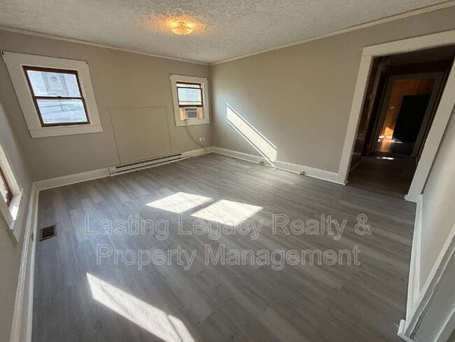 Photo - 438 Crews St