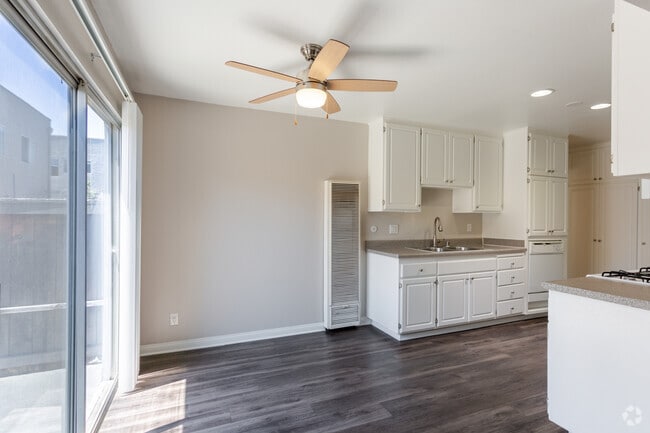 1BR, 1BA - 820 SF