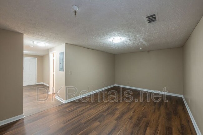 Photo - 330 Herndon Way