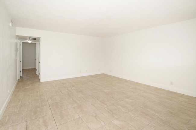 Building Photo - 402 Lake Shore Dr Unit 203