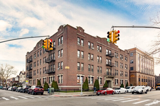 The Commodore - Commodore Apartments