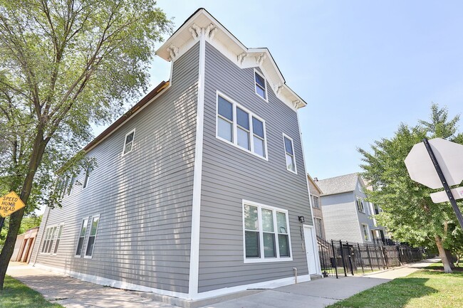 Building Photo - 2501 W Cortland St Unit 3
