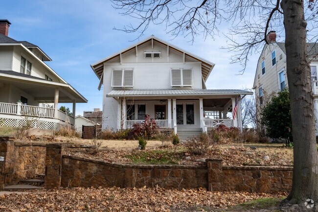Building Photo - Gorgeous 3 Bed 2 Bath In Quiet Neighborhood Rental