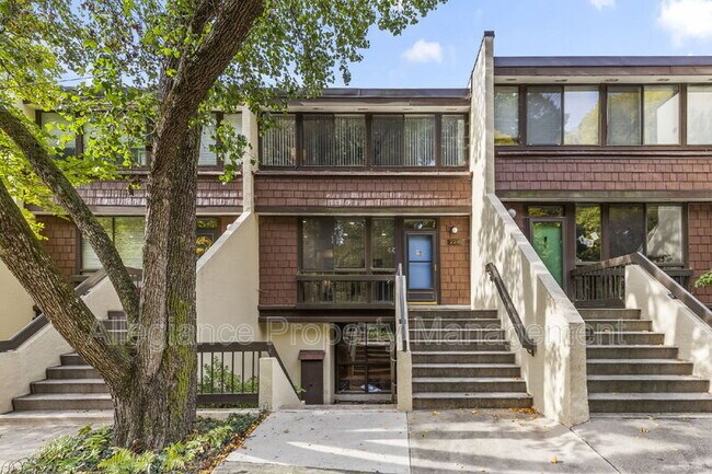 Building Photo - 2216 S Quincy St