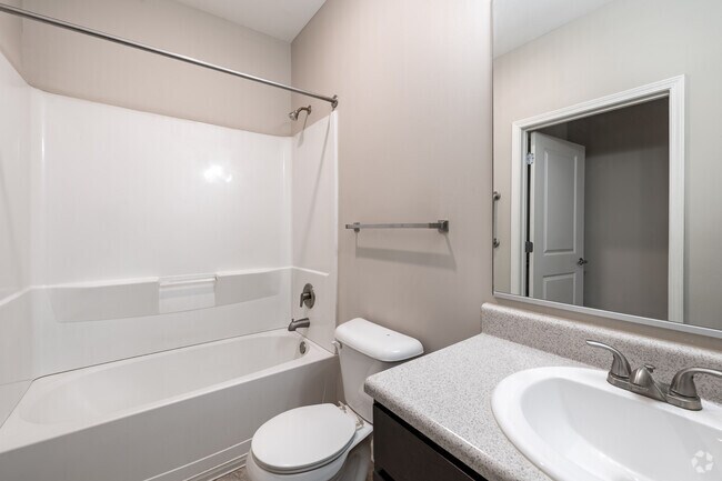 1BR, 1BA - 710SF - Bathroom