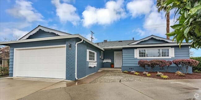Building Photo - Charming 3-Bedroom Home in Prime Cambrian ...
