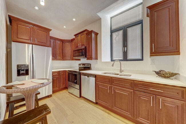 Photo - B on Lindell