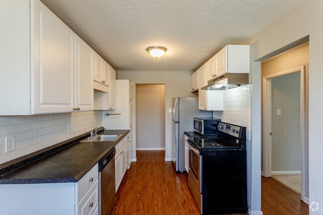 2BR, 1BA - 750 SF