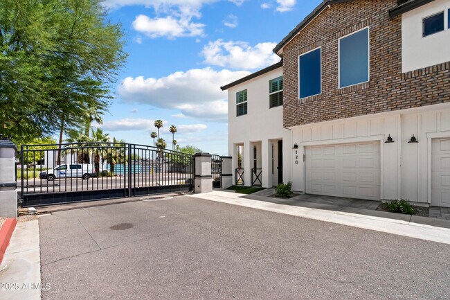 Photo - 3030 N 38th St