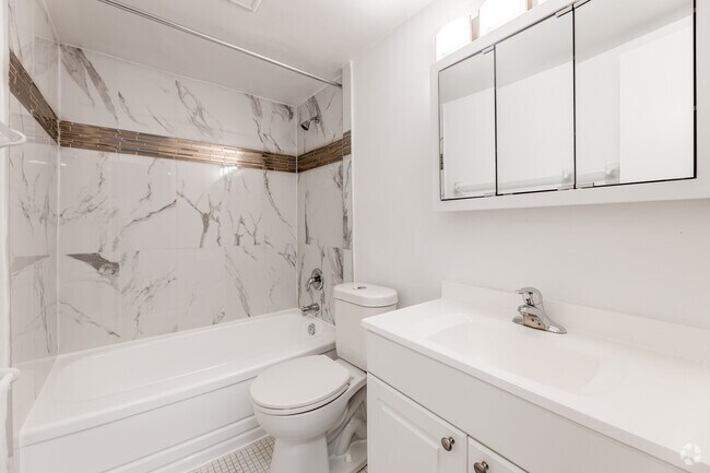 1BR, 1BA - 558 SF - Bathroom - 80 St. Clair