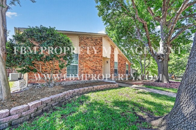 Photo - 407 Woodhurst Dr