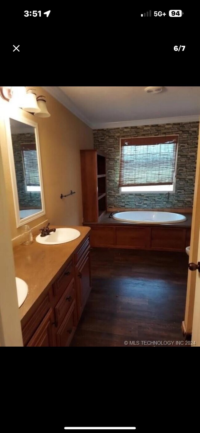 Photo - 2788 Winnett Rd