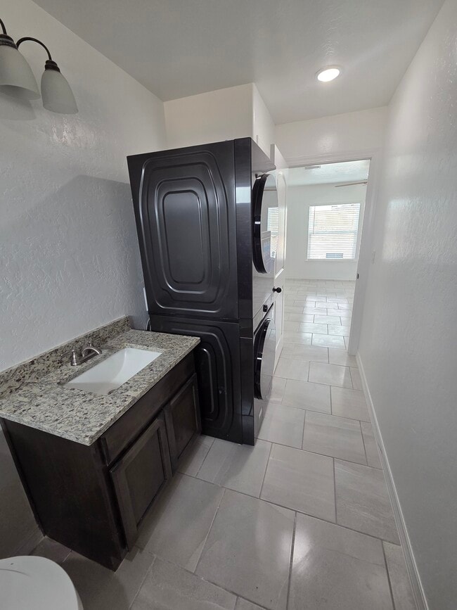 Building Photo - 13101 Lopez Rd Rental