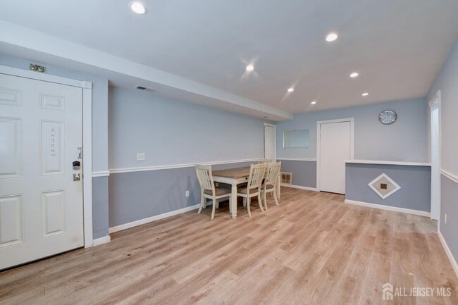 Photo - 382 College Dr