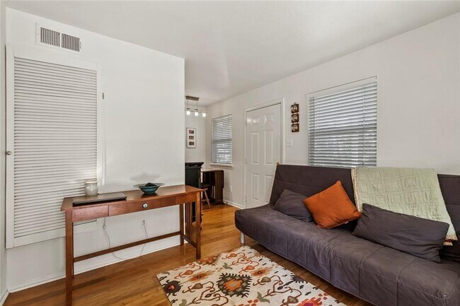 Photo - 1110 W 22nd St Unit 4