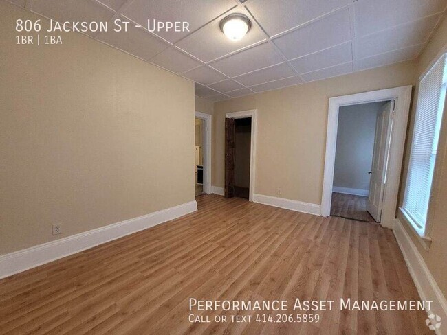 Building Photo - **Cozy 1BR Upper with Balcony | Pet-Friendly Unit Upper Rental