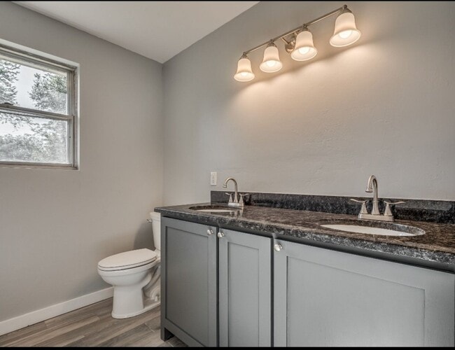 Photo - 510 N Oak St