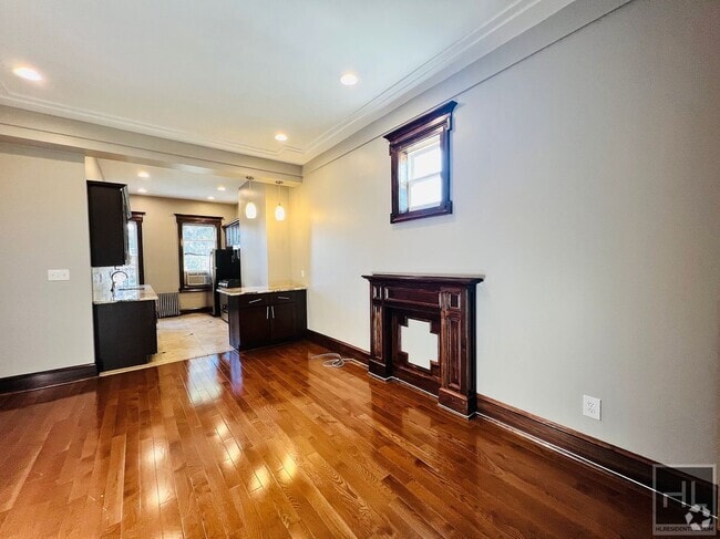 Building Photo - MENAHAN STREET Unit 3R Rental